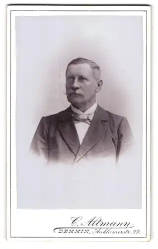 Fotografie C. Altmann, Demmin, Anklamerstr. 29, Portrait stattlicher Mann mit Schnurrbart im Jackett