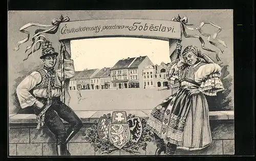 Passepartout-AK Sobeslav, Námesti, Paar in Tracht hält ein Banner, Wappen