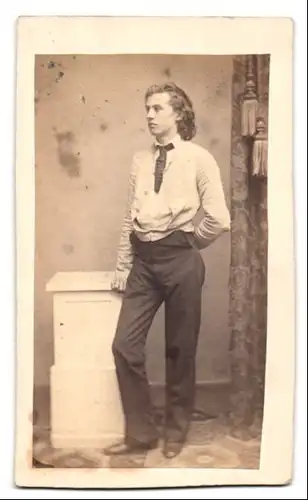 Fotografie unbekannter Fotograf und Ort, Portrait junger Mann im Anzug schludrig getragen mit offenem Hemd, Locken