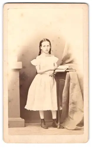 Fotografie F. Maesser, Wernigerode, hübsches junges Mädchen mit geflochtenen Zöpfen im weissen Kleid