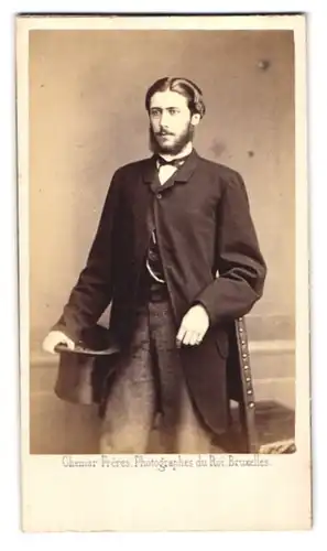 Fotografie Ghemar Freres, Bruxelles, Portrait junger Mann im Anzug mit Vollbart und Zylinder