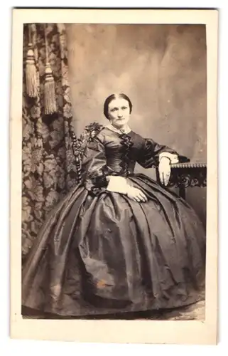 Fotografie F. Baechler, Weissenfels, Portrait ältere Dame im reifrock Kleid sitzend im Atelier