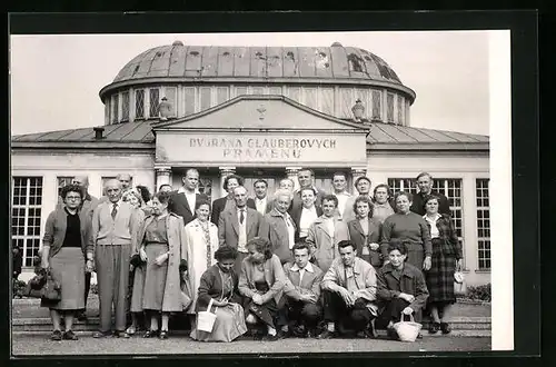 Foto-AK Franzensbad, 1959, Dvorana Glauberovych Pramenu, Gäste stehen vor einem Gebäude