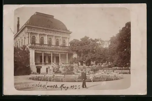 Foto-AK Franzensbad, 1925, Besucher vor dem Kurhaus