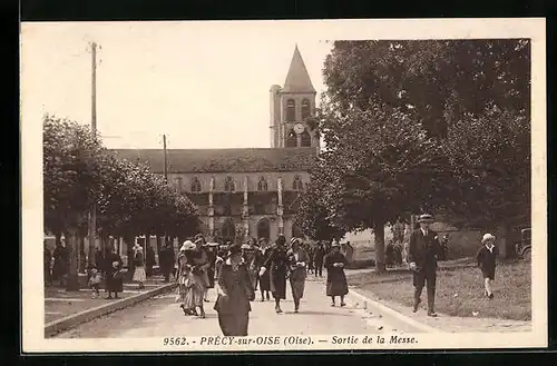 AK Précy-sur-Oise, Sortie de la Messe