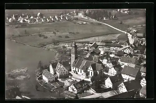 AK Kisslegg / Allgäu, Teilansicht mit Kirche, Luftbild