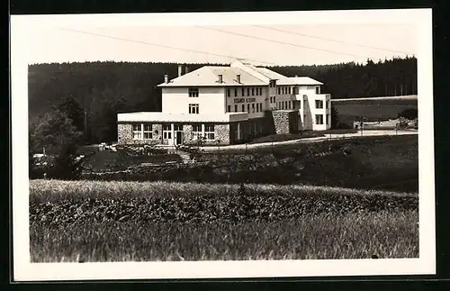 AK Zvikovske Podhradi, Pension Hotel Vedamov N. Otavou, Ansicht von den Wiesen aus