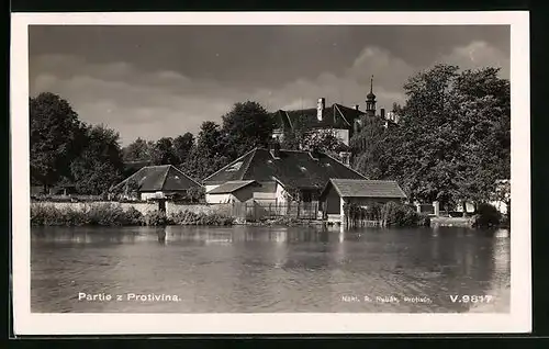 AK Protivin, Häuser am Ufer, Blick zum Schloss