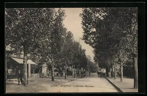 AK Drancy, Avenue Marceau, Passanten auf der Strasse