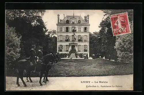 AK Livry, La Mairie, Soldaten in Uniform zu Pferd