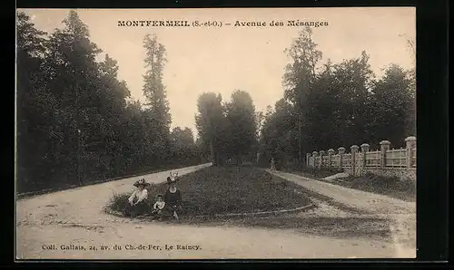 AK Montfermeil, Avenue des Mesanges, Frauen sitzen im Gras