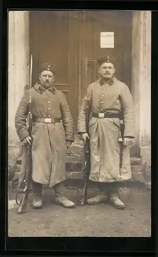 AK Soldaten stehen vor einer Eingangstür, Uniformfoto mit Gewehren