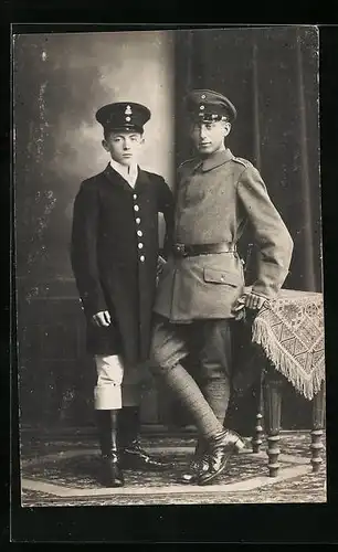 AK Junge Männer in Soldatenkleidern stehen im Studio, Uniformfoto