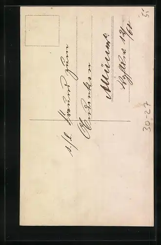AK Soldat in Uniform mit Säbel und Schirmmütze an einem Tisch lehnend, Uniformfoto