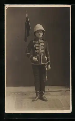 Foto-AK Junge in Uniform mit Fahne, Kinder Kriegspropaganda