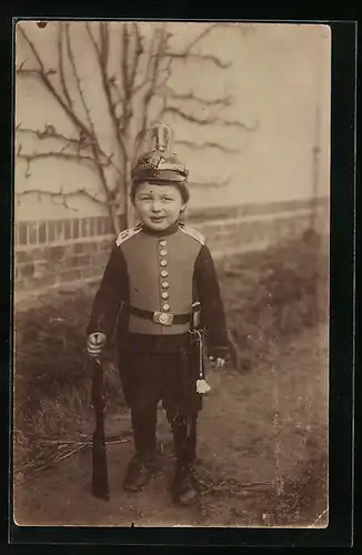 Foto-AK Junge in Uniform mit Gewehr und Helm, Kinder Kriegspropaganda