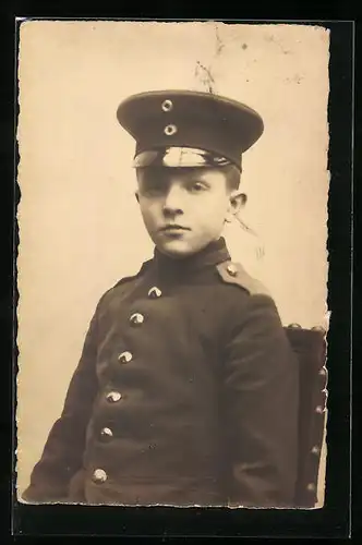 Foto-AK Junge in Uniform mit Schirmmütze, Kinder Kriegspropaganda