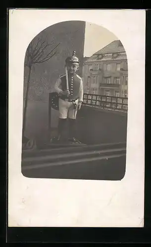Foto-AK Uniformierter Junge auf dem Balkon, Kinder Kriegspropaganda