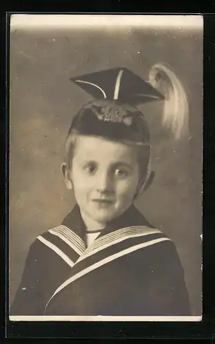 Foto-AK Junge in Marineuniform mit Haube, Kinder Kriegspropaganda