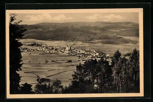 AK Chvalsiny, Gesamtansicht vom Wald am Hang aus gesehen