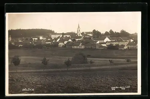 AK Belcice, Blick auf den Ort und die Kirche