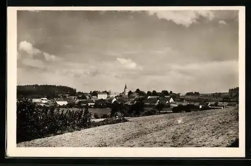 AK Belcice, Blick von den Feldern auf den Ort und die Kirche