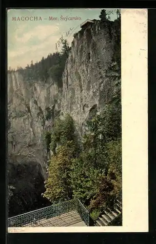 AK Macocha /Mor. Svycarsko, Blick hoch zur Aussichtsplattform auf dem Felsen