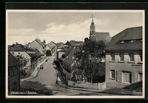 AK Oederan i. Sachs., Strassenansicht im Ort, die Kirche