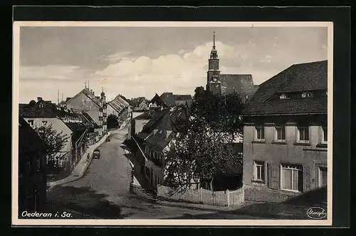 AK Oederan i. Sa., Blick zur Kirche im Ort, Strassenpartie