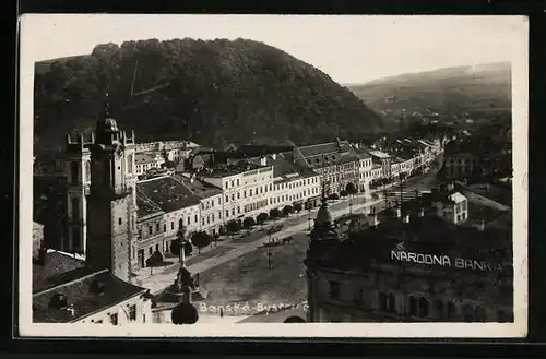Foto-AK Banska-Bystrica, Strassenpartie mit Bank