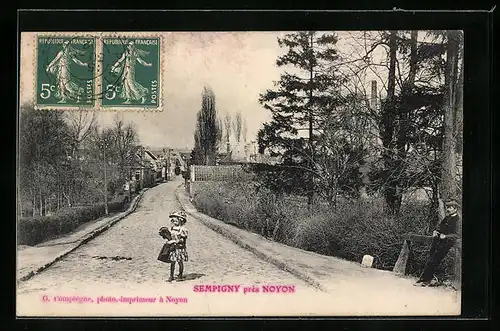 AK Sempigny près Noyon, Strassenpartie mit Gebäudeansicht und Mädchen