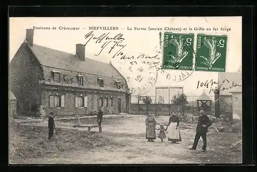 AK Niefvillers, La Ferme ancien Château et la Grille en fer forgé