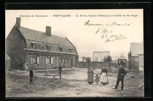 AK Niefvillers, La Ferme ancien Château et la Grille en fer forgé
