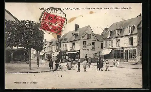 AK Crévecoeur-le-Grand, Une vue de la Place de l`Hôtel-de-Ville