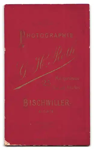 Fotografie G. H. Roth, Bischwiller, Metzgerstrasse 25, Kleinkind in Weiss steht auf altem Sessel