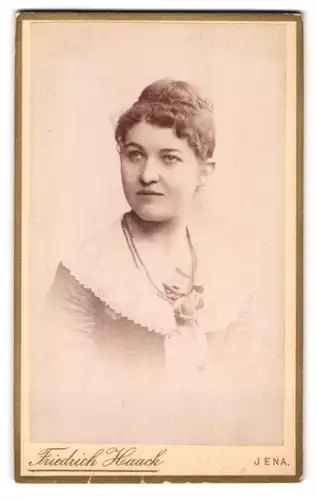 Fotografie Friedrich Haack, Jena, Bildschöne Frau mit hochgesteckten Haaren