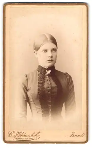 Fotografie C. Bräunlich, Jena, Junge Frau mit glatten Haaren blickt ernst