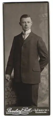 Fotografie Bernhard Prill, Lübeck, Junger Mann mit gemachten Haaren im Anzug mit Krawatte