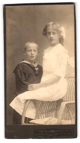 Fotografie Gustav Rasch, Schleswig, Stadtweg 32, 2 Geschwister, Schwester im weissen Kleid, Bruder im Matrosenanzug