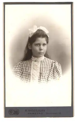 Fotografie A. Mocsigay, Hamburg, Junges Mädchen im karierten Oberteil und Schleife im Haar