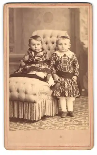 Fotografie H. Siegfried, Bad Eigersburg, Grosser Bruder steht neben seinem kleinen Geschwisterchen