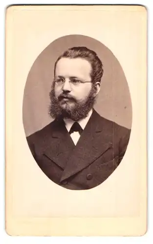 Fotografie Chr. Beitz, Arnstadt, Herr mit Vollbart und Brille blickt zur Seite