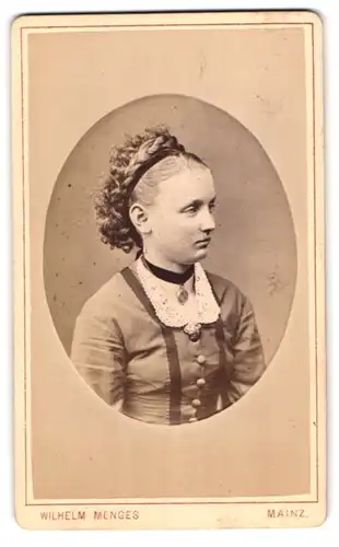 Fotografie Wilhelm Menges, Mainz, Junge Frau mit hochgesteckten Haaren und Halsband