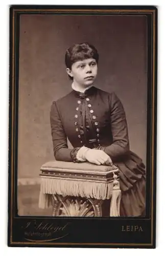 Fotografie Julius Schlegel, Leipa, Klostergasse 24, Junge Frau im Biedermeierkleid