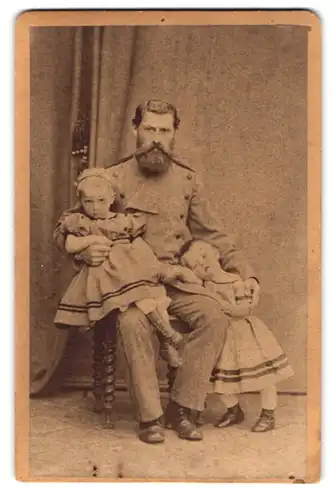 Fotografie H. Peters, Hohenwestedt, Vater mit seinen 2 Kindern