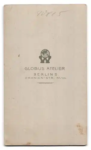 Fotografie Globus Atelier, Berlin, Oranienstr. 52 /55, Portrait niedliches blondes Mädchen im Kleid mit Spielzeug Pferd