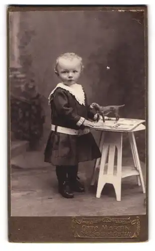 Fotografie Otto Marin, Dresden, Reisewitzerstr. 18, Portrait kleines blondes Mädchen im Kleid mit Hunde Spielzeugfigur