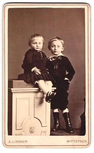 Fotografie A. Lingner, Wittstock, Oberkettenstr. 527, Portrait junger Knabe im Samtanszug mit seiner Schwester im Kleid