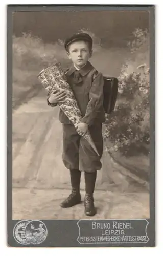 Fotografie Bruno Riedel, Leipzig, Petersteinweg, Portrait Knabe im Cordanzug mit Schulranzen und Zuckertüte