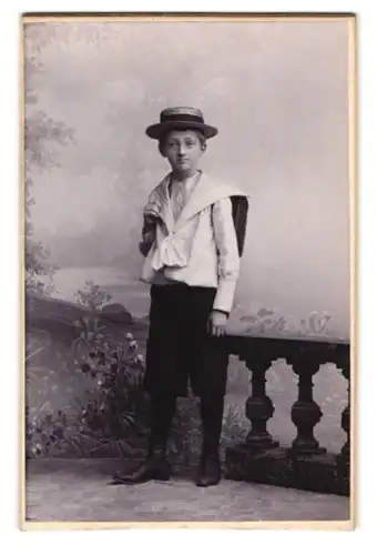 Fotografie Karl Schipper, Wiesbaden, Rheinstrasse 31, Portrait junger Knabe in Schuluniform mit Sommerhut und Schulranzen